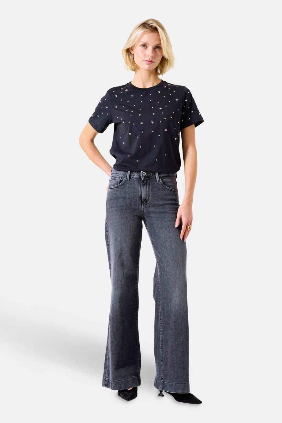 T-shirt noir à manches courtes de GARCIA, orné d'étoiles et porté avec un jean gris.