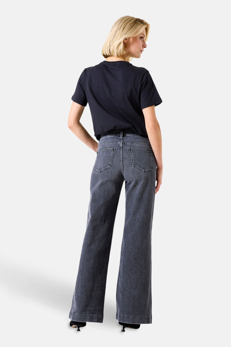 T-shirt noir à manches courtes de GARCIA, porté avec un jean foncé à jambes larges.
