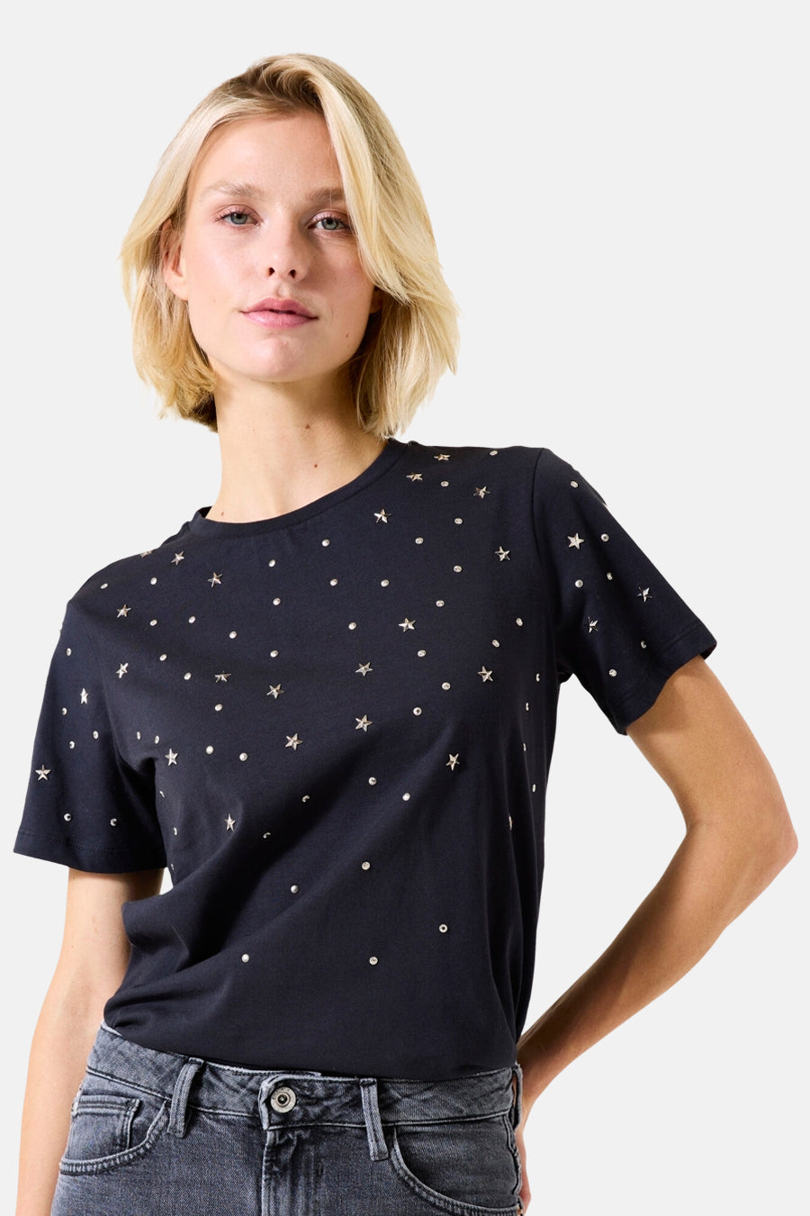 T-shirt noir à manches courtes de GARCIA, orné d'étoiles et de points métalliques décoratifs.