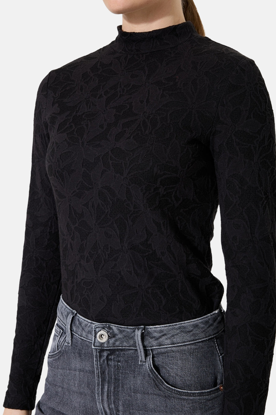 Zwart T-shirt met lange mouwen van GARCIA met een getextureerd bloemenpatroon, gedragen met een high-waisted jeans.