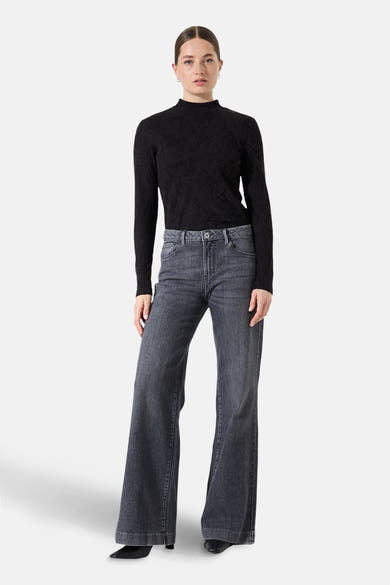 Zwarte longsleeve polo van GARCIA, met textuurpatroon, gedragen met een grijze high-waist jeans.