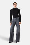 Zwarte longsleeve polo van GARCIA, met textuurpatroon, gedragen met een grijze high-waist jeans.