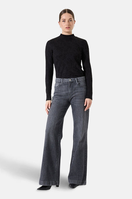 Zwarte longsleeve polo van GARCIA, met textuurpatroon, gedragen met een grijze high-waist jeans.