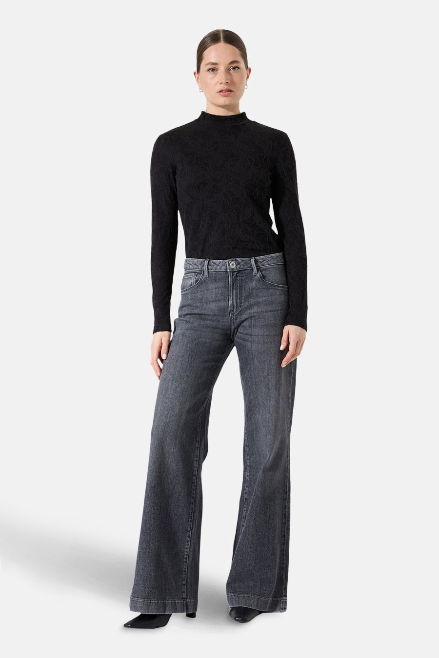 Zwarte longsleeve polo van GARCIA, met textuurpatroon, gedragen met een grijze high-waist jeans.