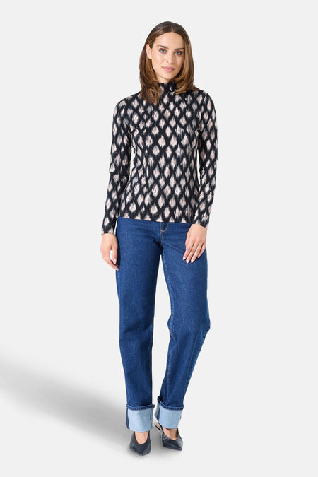 Multikleurig T-shirt met lange mouwen van GARCIA, met ruitpatroon en gedragen met een blauwe jeans.