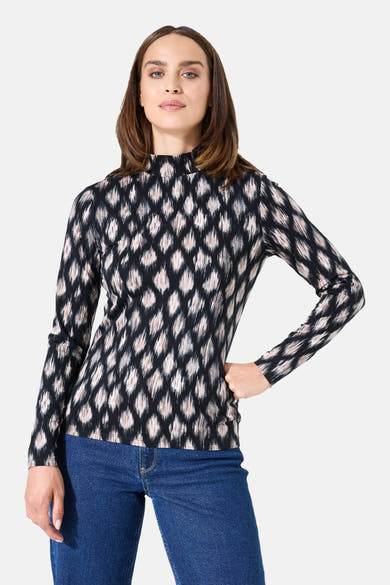 Multikleuren T-shirt met lange mouwen van GARCIA, ikat ruitpatroon op een zwarte achtergrond, gedragen met een klassieke blauwe jeans.
