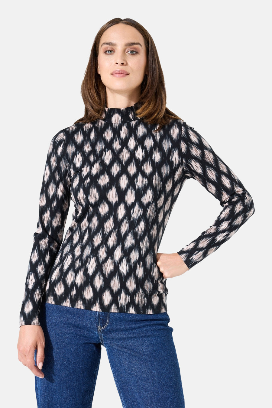 Multikleuren T-shirt met lange mouwen van GARCIA, ikat ruitpatroon op een zwarte achtergrond, gedragen met een klassieke blauwe jeans.