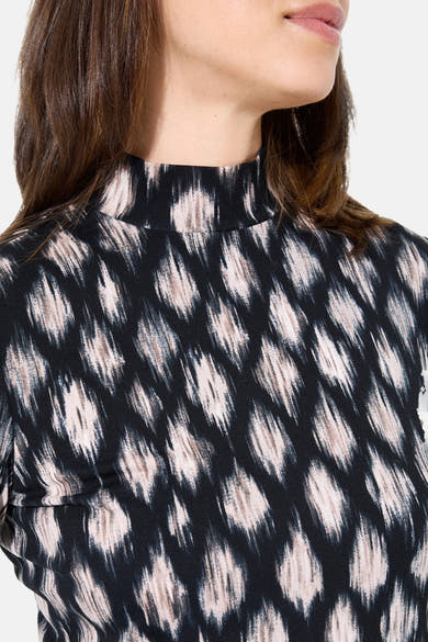 Multikleuren T-shirt met lange mouwen van GARCIA, met abstracte patronen op een zwarte achtergrond en een opstaande kraag.