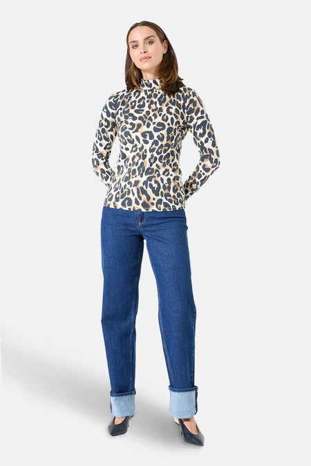 Multikleuren T-shirt met lange mouwen van GARCIA, luipaardprint en gedragen met een blauwe jeans.