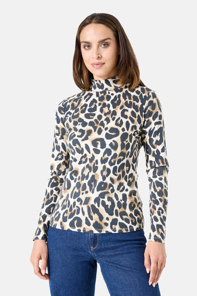 T-shirt à manches longues multicolore de GARCIA, avec un motif léopard et porté avec un jean bleu.