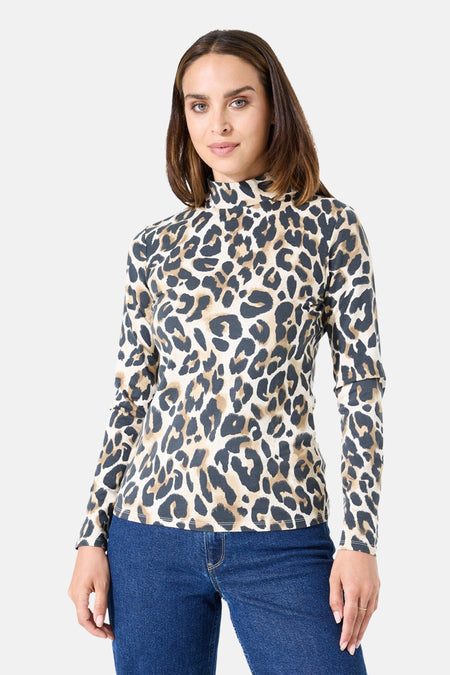 Multikleurig T-shirt met lange mouwen van GARCIA, met een luipaardprint en gedragen met een blauwe jeans.
