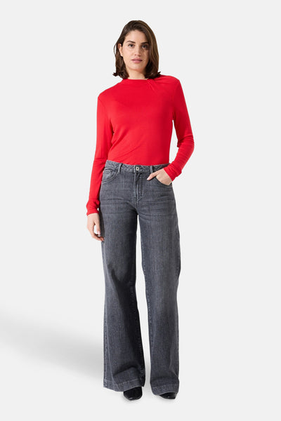 Rode T-shirt met lange mouwen van GARCIA, gedragen met een antracietgrijze high-waist jeans.