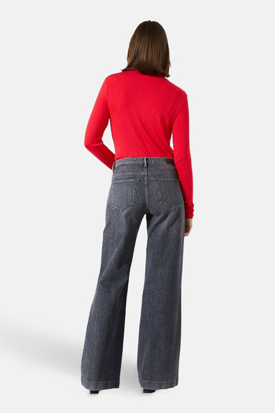 Rood T-shirt met lange mouwen van GARCIA, gedragen met een donkergrijze flared jeans.