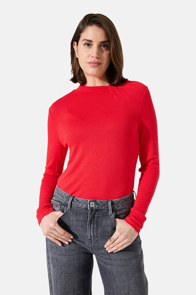Rood T-shirt met lange mouwen van GARCIA, gedragen met een grijze high-waist jeans.