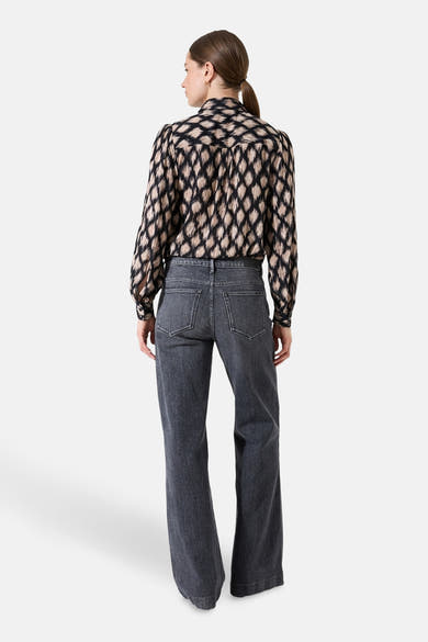 Multikleurig overhemd met lange mouwen van GARCIA, met ruitpatroon, gedragen met een grijze broek.