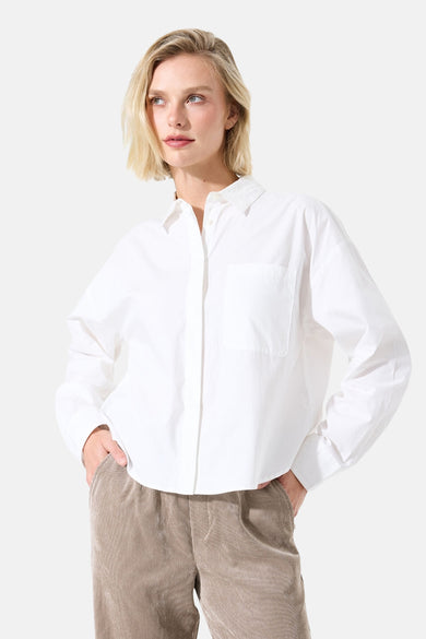 Wit overhemd met lange mouwen van GARCIA, met borstzak, gedragen met een corduroy broek.