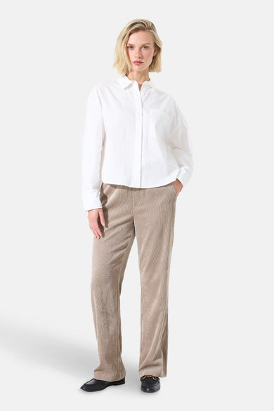 Wit overhemd met lange mouwen van GARCIA, gedragen met een corduroy broek en zwarte loafers.