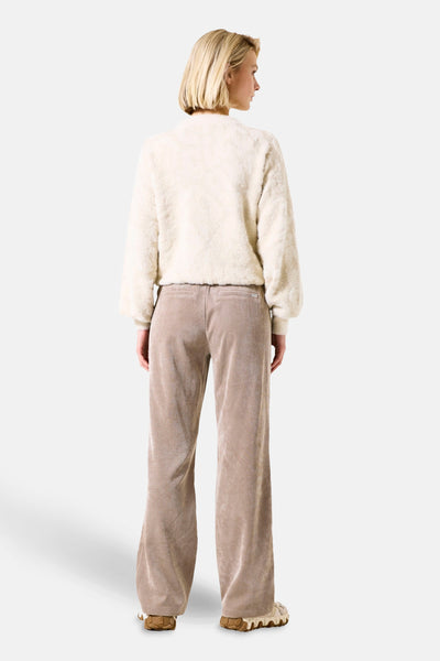 Ecru ronde hals trui van GARCIA, van imitatiebont, gedragen met een corduroy broek en sneakers.