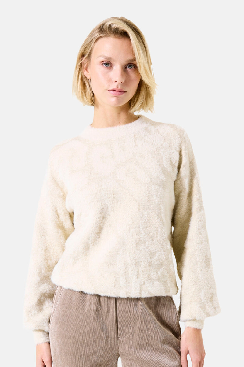 Ecru ronde hals trui van Garcia, in een pluizige textuur, gedragen met een bruine corduroy broek.
