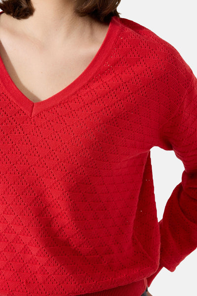 Pull rouge à col en V de GARCIA, avec une texture ajourée formant des motifs losanges.