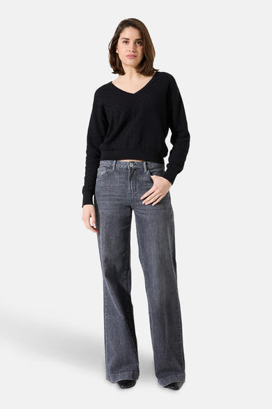 Zwarte V-hals trui van GARCIA, met subtiele textuur, gedragen met een lichtgrijze jeans.