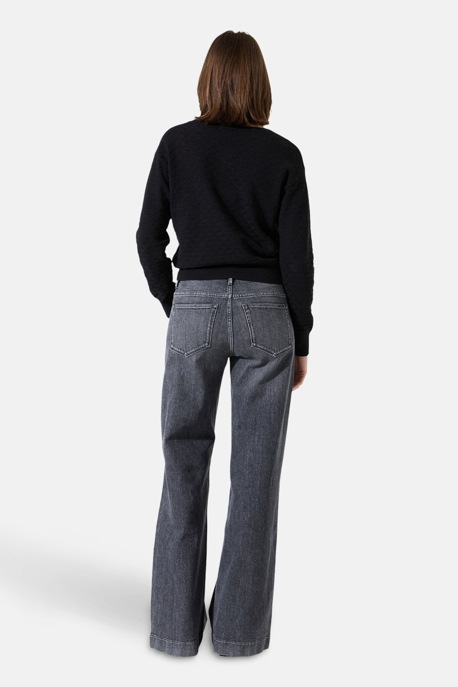 Zwarte V-hals trui van GARCIA, met all-over textuurpatroon, gedragen met een grijze high-waist jeans.