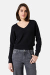 Zwarte V-hals trui van GARCIA, gedragen met een lichtgrijze jeans.