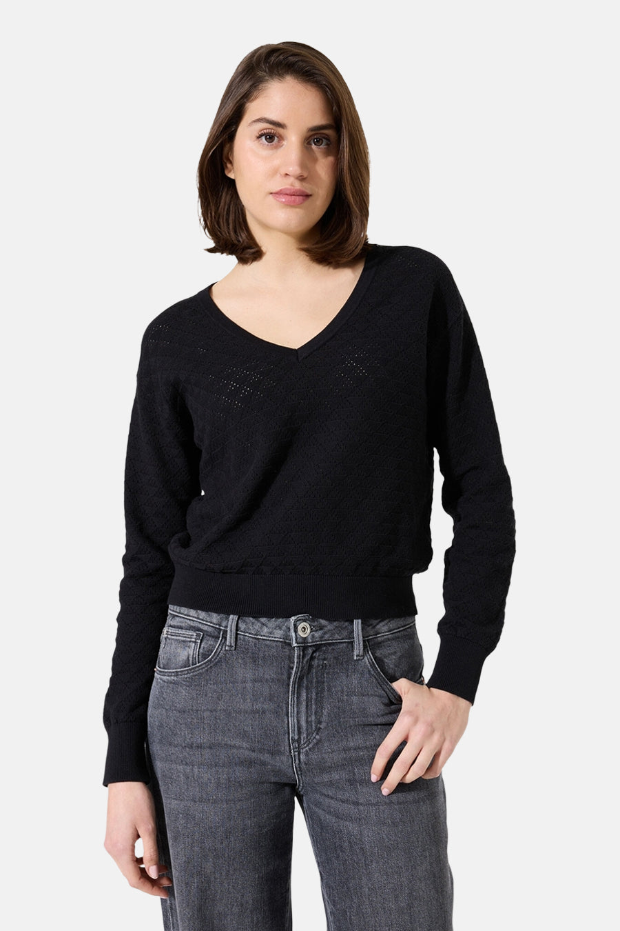 Zwarte V-hals trui van GARCIA, gedragen met een lichtgrijze jeans.
