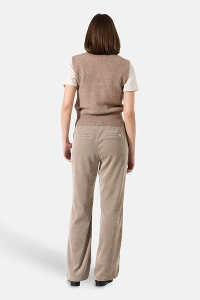 Taupe GARCIA tanktop gedragen met een gebroken wit T-shirt en een beige corduroy broek, achtergezicht.