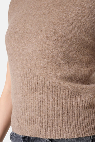 Taupe hemdtop van GARCIA, met een geribbelde textuur aan de onderkant.