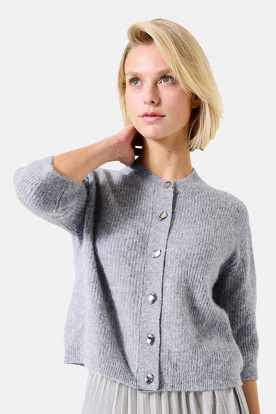Grijze cardigan van GARCIA, met driekwartmouwen, decoratieve zilveren knopen en een getextureerde stof.