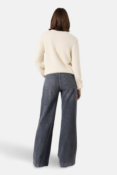 Ecru vest van GARCIA, gedragen met een wijde high-waist jeans, achtergezicht.
