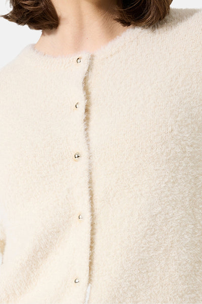 Cardigan écru en maille duveteuse de GARCIA, avec une rangée de boutons dorés et un col rond.