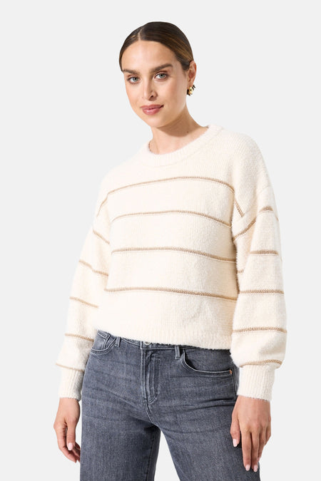 Ecru ronde hals trui van GARCIA met gouden horizontale strepen en gedragen met een grijze jeans.