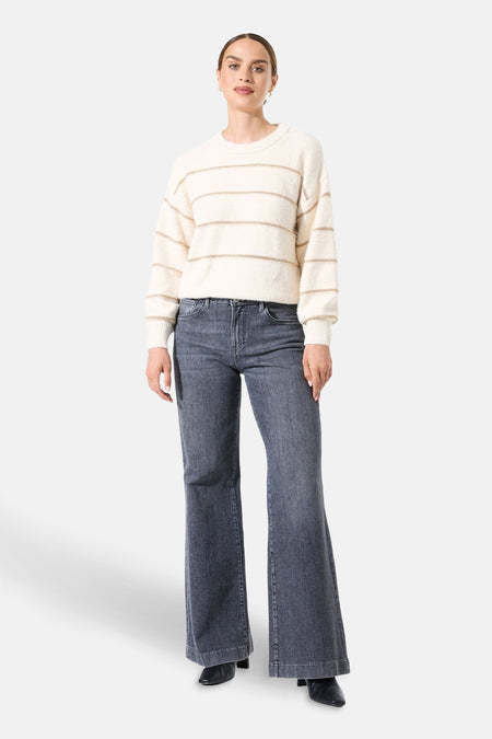 Ecru ronde hals trui van GARCIA, met gouden horizontale strepen, gedragen met een grijze flared jeans.