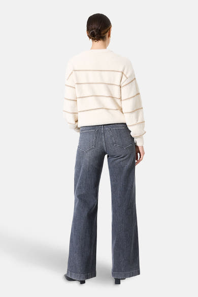 Pull à col rond écru de GARCIA, avec rayures horizontales et texture bouclée, porté avec un jean taille haute.