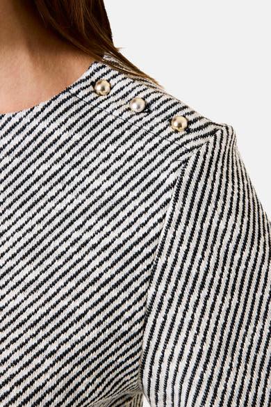Multikleurig blouse met korte mouwen van GARCIA, met diagonale strepen en decoratieve knopen op de schouder.