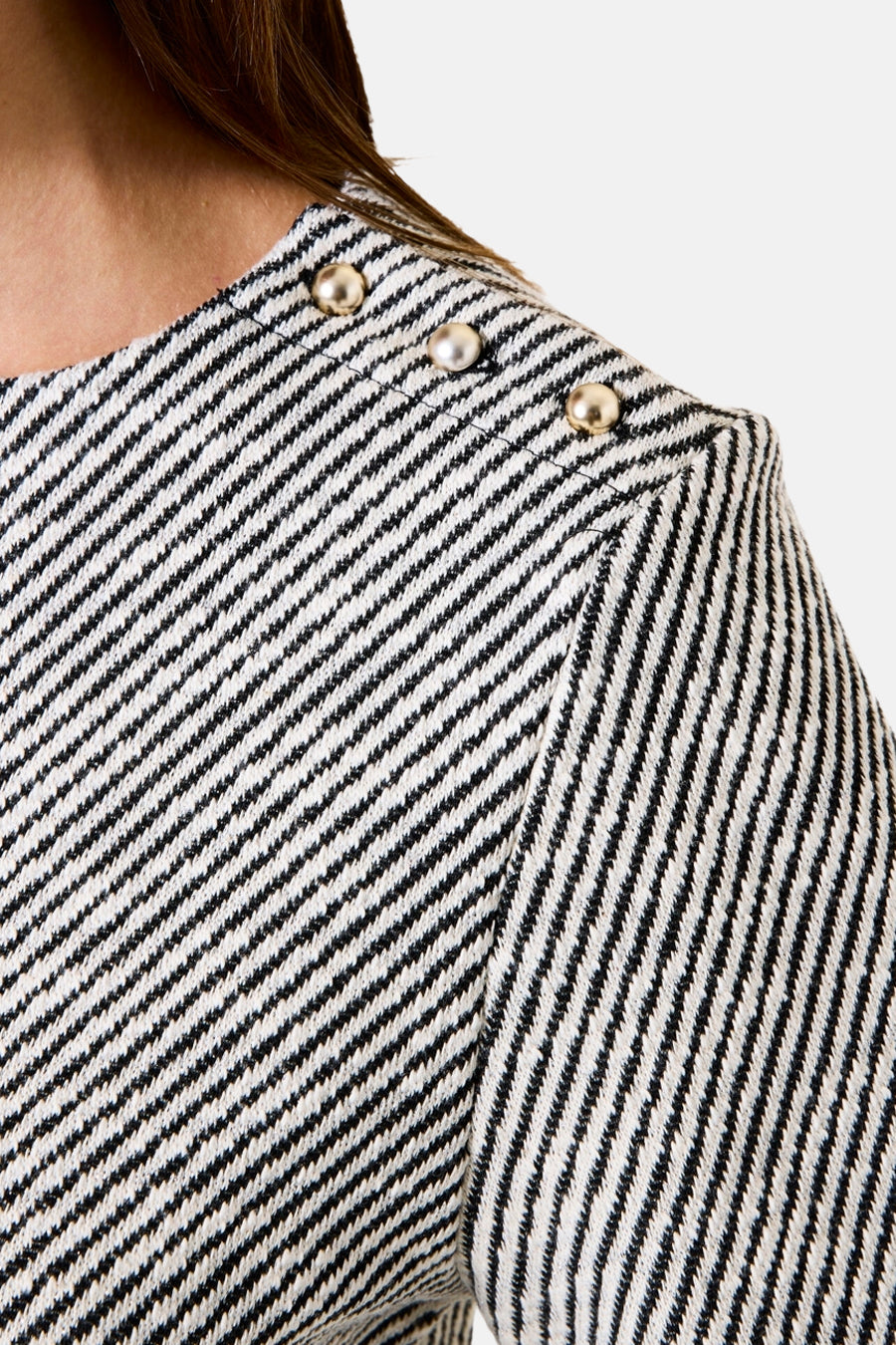 Multikleurig blouse met korte mouwen van GARCIA, met diagonale strepen en decoratieve knopen op de schouder.