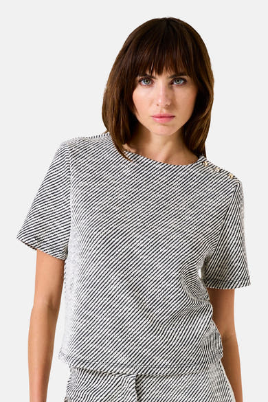 Multikleurig blouse met korte mouwen van GARCIA met diagonale strepen en gouden knopen op de schouder.