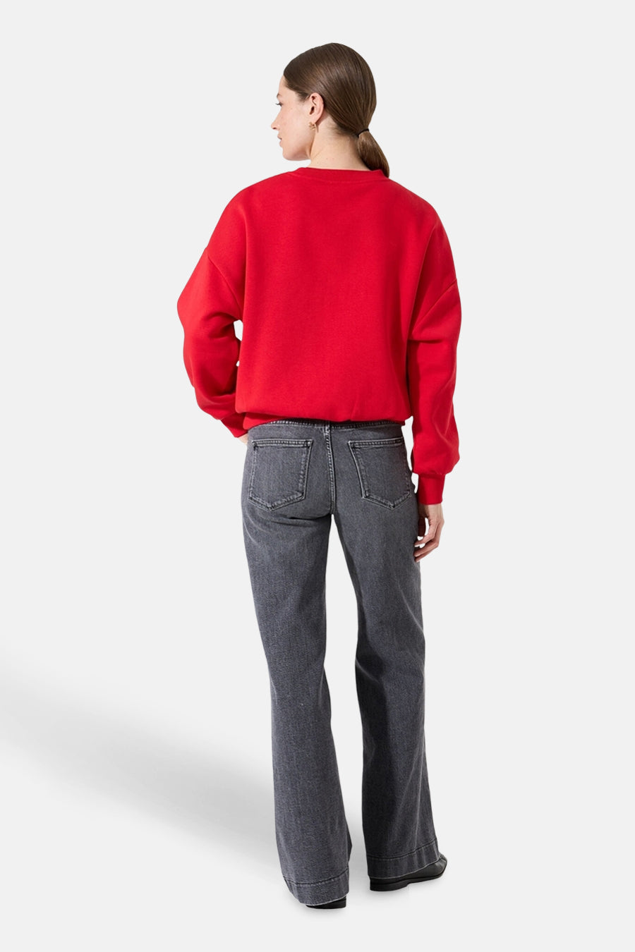 Sweat rouge de GARCIA, porté avec un jean gris à coupe évasée, vue de dos.