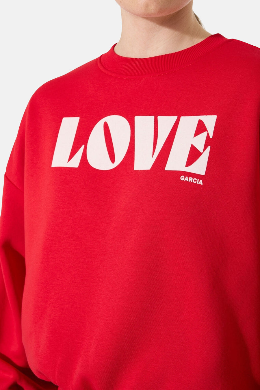 Sweat col rond rouge de GARCIA, avec inscription "Love" en lettres blanches.