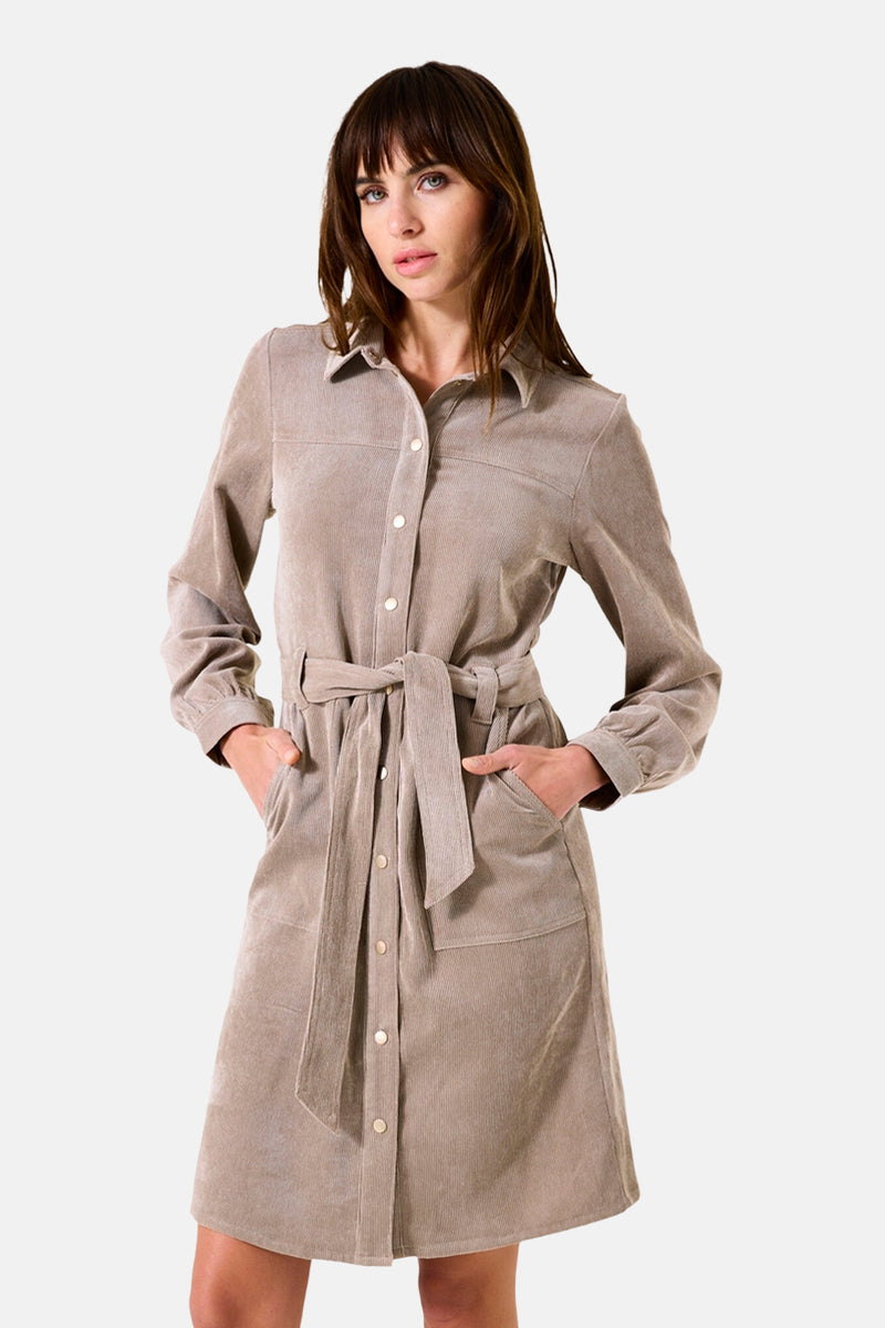 Taupe jurk met lange mouwen van GARCIA met strikceintuur en geribbelde fluwelen textuur.