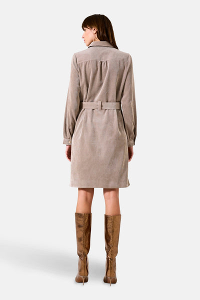 Taupe jurk met lange mouwen van GARCIA, met bijpassende riem en geribbelde textuur.