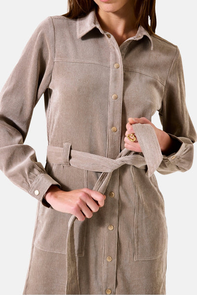 Robe taupe à manches longues de GARCIA, en velours côtelé avec ceinture assortie nouée.