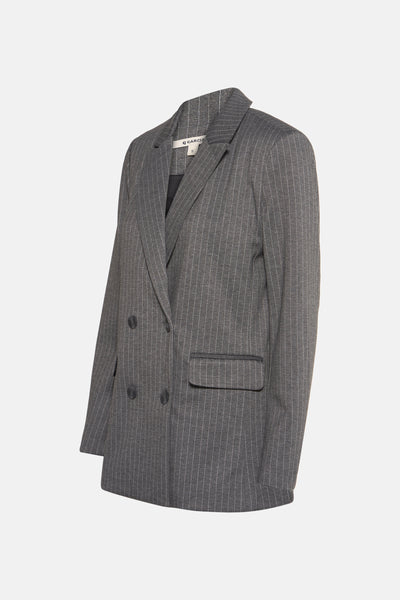 Grijze blazer met fijne strepen van GARCIA, dubbele rij knopen met klepzakken.