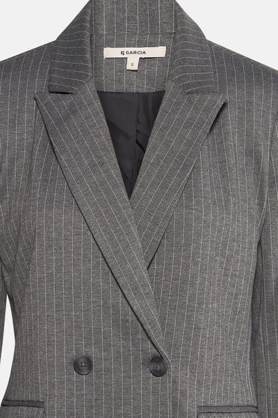 Blazer gris à rayures by GARCIA, coupe croisée avec deux boutons, revers classiques.