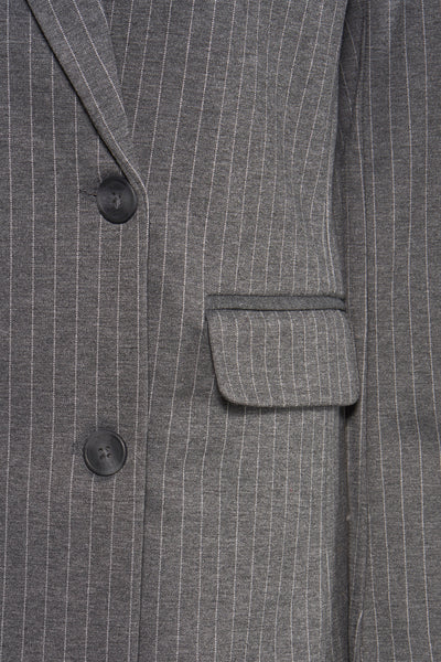 Blazer gris rayé de Garcia, avec boutons noirs et poche passepoilée.