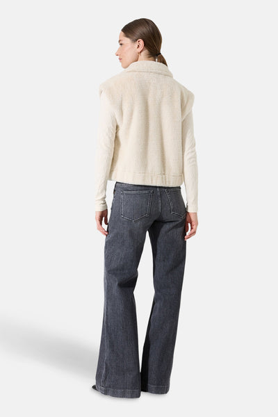 Beige mouwloos vest van GARCIA, gedragen met een longsleeve en een donkergrijze flared jeans, van achteren gezien.