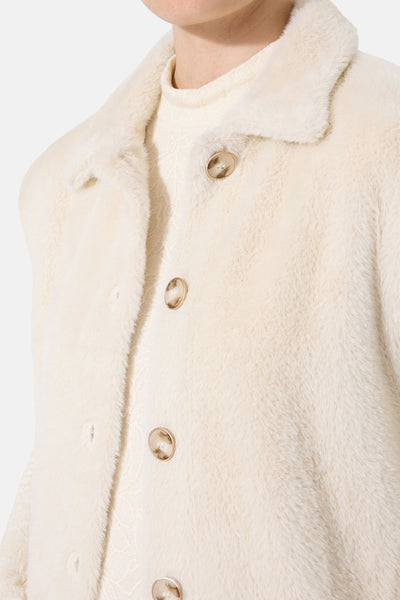 Veste beige en fausse fourrure de GARCIA, avec col à revers et boutons beiges.