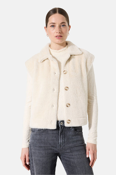 Beige nepbontjas van GARCIA, met reverskraag en beige knopen.
